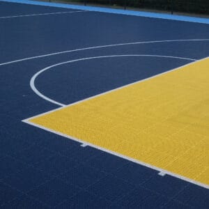 Basketbalveld Reeshofpark blauwe grond met geel vak vierkant