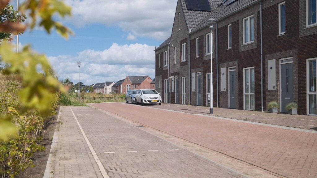 De Kraan 37 Berkel-Enchot straat met huizen en planten op voorgrond