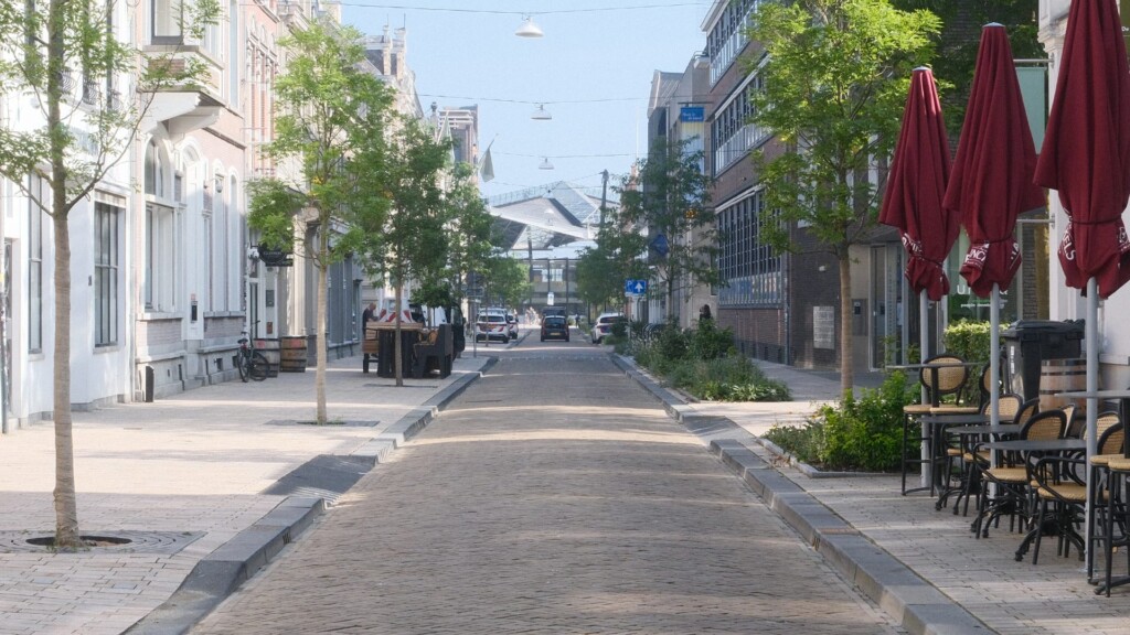 Stationsstraat Tilburg straat met rode parasols