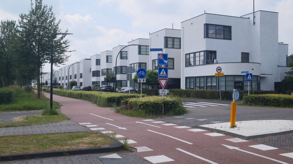 Oversteek Koolhovenlaan rood fietspad met witte huizen