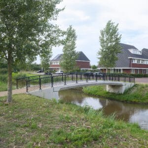Park Centraal Tilburg brug met bomen en water vierkante foto