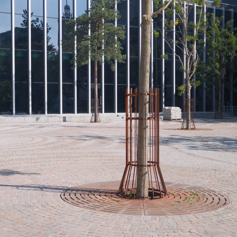 Stadsforum vierkante foto van boom met boomomranding