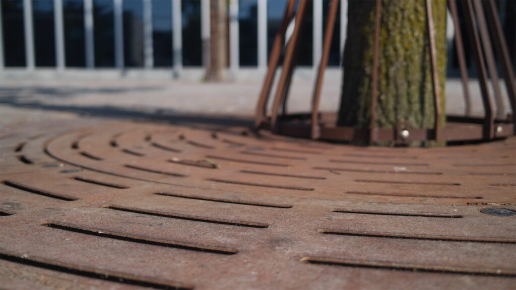 Stadsforum Tilburg boomvakomranding detail bruin metaal