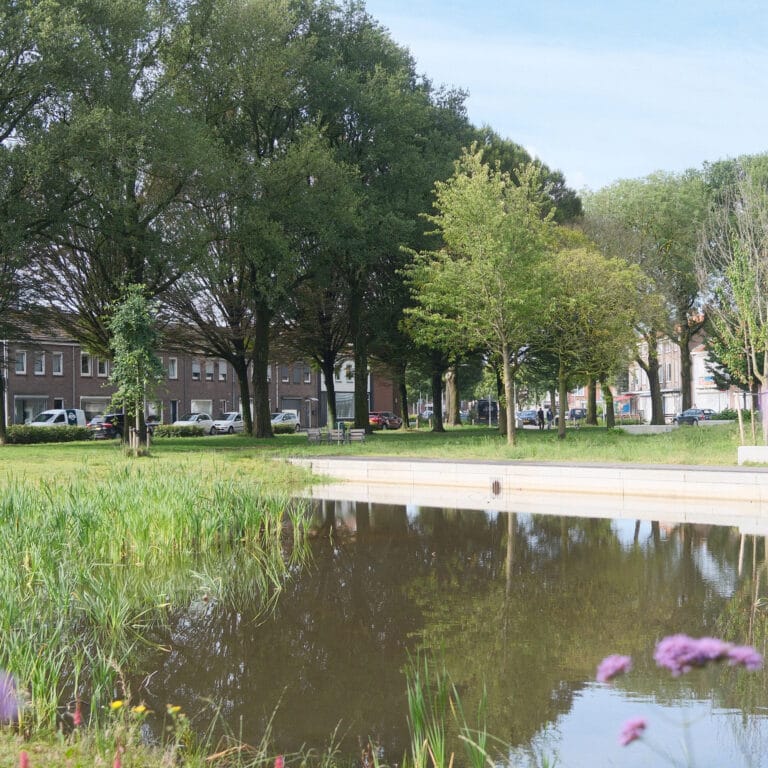 Textielplein Tilburg water met groen vierkante foto