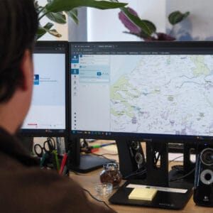 Aeriusberekening achterhoofd van Wessel en computerscherm met planten vierkante foto