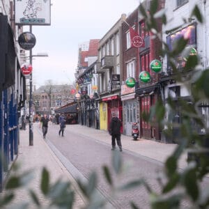 Binnenstad Eindhoven Stratumseind bars en plant vierkant