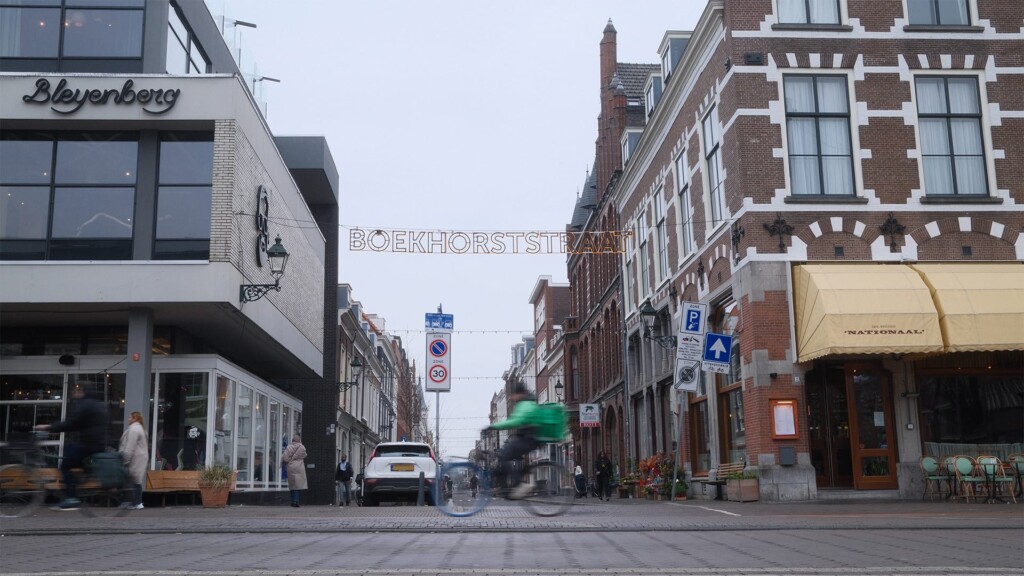 Boekhorststraat ingang straat met fietser en lichtslinger