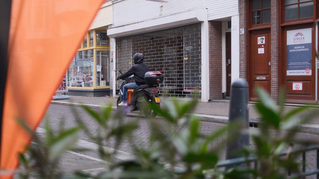 Boekhorststraat doorkijkje plant en scooter