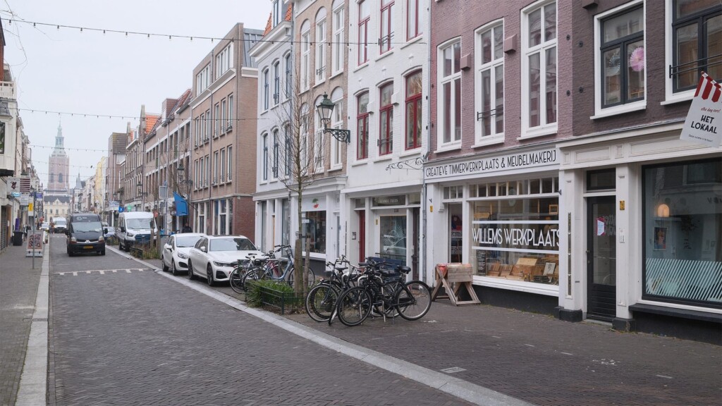 Boekhorststraat straatbeeld parkeerplaatsen, auto's en winkels
