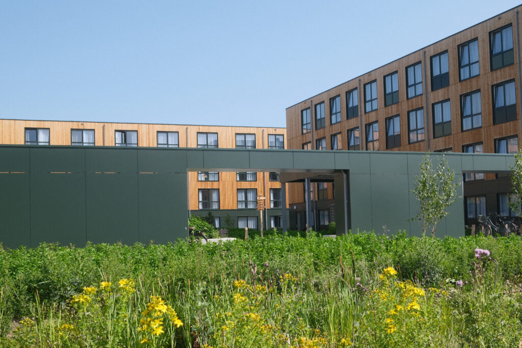 Dokter Bloemenlaan complex met groene toegangspoort